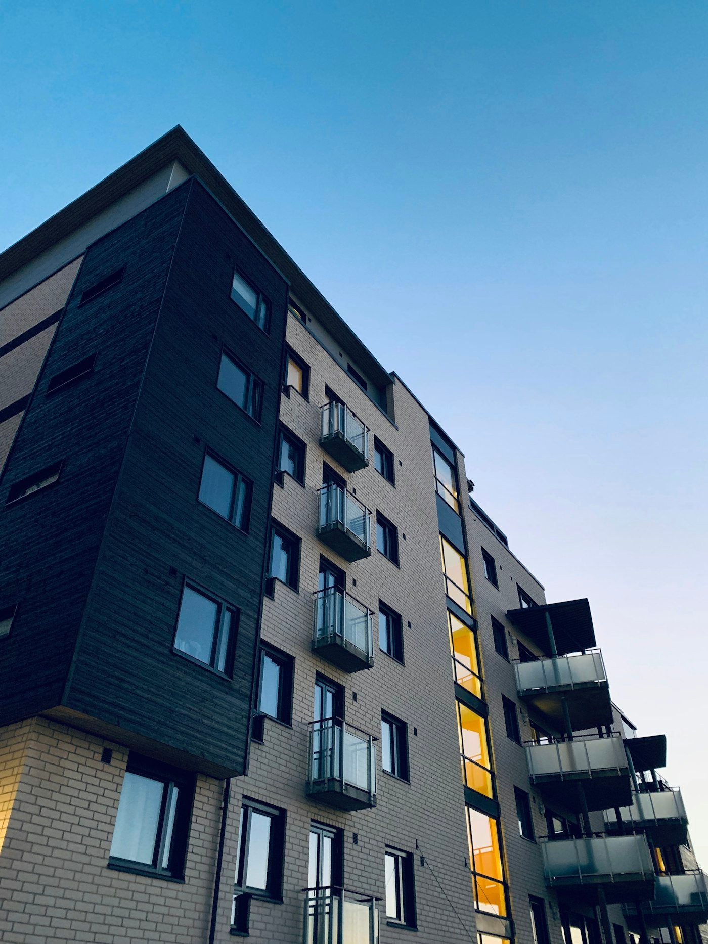 Contemporary multi-storey building
